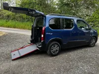 Second-hand Peugeot Rifter Allure 131 CP (96 kW) 2023 Albastru Monovolum