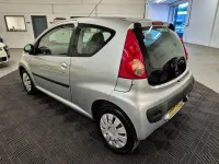 Gebraucht Peugeot 107 68 PS (50 kW) 2006 Silber Kleinwagen