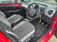 Begagnad Toyota Aygo X-play 69 HK (50 kW) 2017 Röd Halvkombi