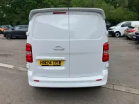 Second-hand Vauxhall Vivaro S 180 CP (132 kW) 2024 Alb Monovolum