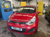 Używany Kia Rio 2015 Czerwony Hatchback