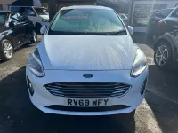 Begagnad Ford Fiesta Titanium 100 HK (73 kW) 2019 Vit Halvkombi