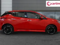 Begagnad Nissan Leaf Tekna 160 kW (218 HK) 2022 Röd Halvkombi