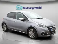 Usado Peugeot 208 Signature Sky 82 HP (60 kW) 2019 Cinzento Citadino