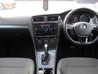 Begagnad VW Golf VII Match 2019 Vit Halvkombi