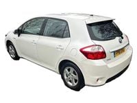 Used Toyota Auris Hybrid T4 136 HP (100 kW) 2011 White Hatchback
