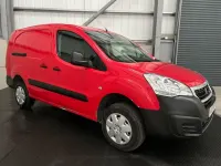 Used Peugeot Partner S 100 HP (73 kW) 2017 Red