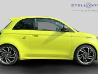 Usado Abarth 500e Turismo 112 kW (153 HP) 2024 Verde Citadino