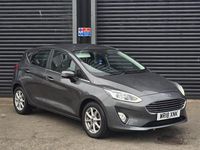 Usado Ford Fiesta Zetec 70 HP (51 kW) 2018 Cinzento Citadino