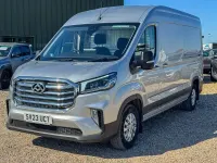 Usado Maxus V90 150 HP (110 kW) 2023 Prateado Van