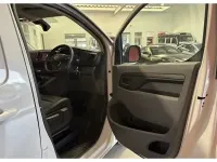 Second-hand Vauxhall Vivaro 145 CP (106 kW) 2022 Alb Monovolum