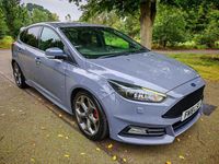 Begagnad Ford Focus ST 185 HK (136 kW) 2018 Grå Halvkombi
