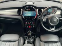 Usado Mini Cooper Exclusive 134 HP (98 kW) 2023 Preto Citadino