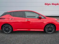 Begagnad Nissan Leaf Tekna 110 kW (150 HK) 2022 Röd Halvkombi