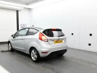 Usado Ford Fiesta Zetec 82 HP (60 kW) 2015 Prateado Citadino