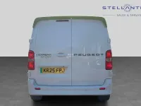 Używany Peugeot e-Expert Sport 98 kW (134 KM) 2025 Biały Van