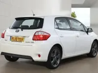 Used Toyota Auris Hybrid 136 HP (100 kW) 2012 White Hatchback