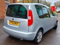 Usado Skoda Roomster SE 105 CV (77 kW) 2013 Plateado Monovolumen