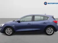 Begagnad Ford Focus Titanium 2018 Blå Halvkombi