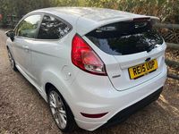 Used Ford Fiesta Zetec 125 HP (91 kW) 2015 White Hatchback