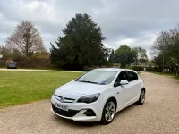 Used Vauxhall Astra Edition 140 HP (102 kW) 2014 White Hatchback