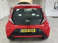 Usado Toyota Aygo X-play 69 CV (50 kW) 2015 Rojo Utilitario