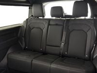 Usado Land Rover Defender SE Dynamic 250 HP (183 kW) 2026 Cinzento SUV