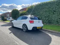 Begagnad BMW M135 M Performance 320 HK (235 kW) 2014 Vit Halvkombi