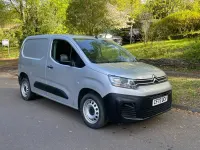 Usado Citroën Berlingo 100 CV (73 kW) 2023 Plateado Monovolumen