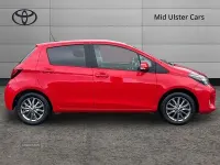 Used Toyota Yaris 99 HP (72 kW) 2016 Red Hatchback