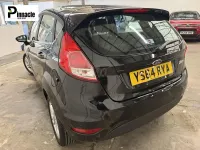 Usado Ford Fiesta Zetec 75 CV (55 kW) 2015 Negro Utilitario