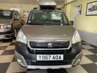 Gebraucht Peugeot Partner Tepee Outdoor 2018 Braun Van / Kleinbus