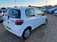 Used Toyota Yaris 86 HP (63 kW) 2001 White Hatchback