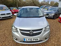 Usado Vauxhall Viva 75 HP (55 kW) 2015 Prateado Citadino