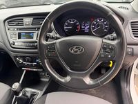 Used Hyundai i20 SE 84 HP (61 kW) 2017 White Hatchback