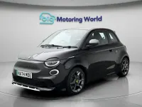 Begagnad Abarth 500e 114 kW (155 HK) 2024 Svart Halvkombi