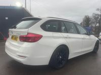 Begagnad BMW 320 Efficient Dynamics 2018 Vit Kombi