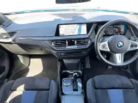 Begagnad BMW M135 Shadowline 302 HK (222 kW) 2022 Blå Halvkombi
