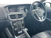 Begagnad Volvo V40 Momentum 122 HK (89 kW) 2019 Svart Halvkombi