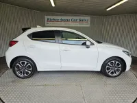 Usado Mazda 2 Inclusive 90 HP (66 kW) 2018 Branco Citadino