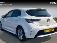 Used Toyota Corolla 122 HP (89 kW) 2020 Pure white (solid paint) Hatchback