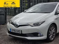 Used Toyota Auris Hybrid 136 HP (100 kW) 2016 White Hatchback