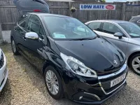 Used Peugeot 208 Signature Sky 82 HP (60 kW) 2019 Black Hatchback