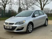 Usado Vauxhall Astra Design Edition 110 CV (80 kW) 2016 Plateado Utilitario