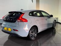 Used Volvo V40 Momentum 120 HP (88 kW) 2018 Blue Hatchback