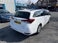 Used Toyota Auris Active 90 HP (66 kW) 2017 White Estate