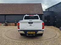 Used Nissan Navara Tekna 190 HP (139 kW) 2018 White Pickup