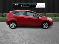 Usado Ford Fiesta Zetec 70 CV (51 kW) 2010 Rojo Utilitario