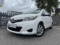 Begagnad Toyota Yaris 69 HK (50 kW) 2013 Vit Halvkombi