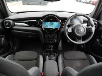Usado Mini Cooper Hatch 134 HP (98 kW) 2023 Prateado Citadino